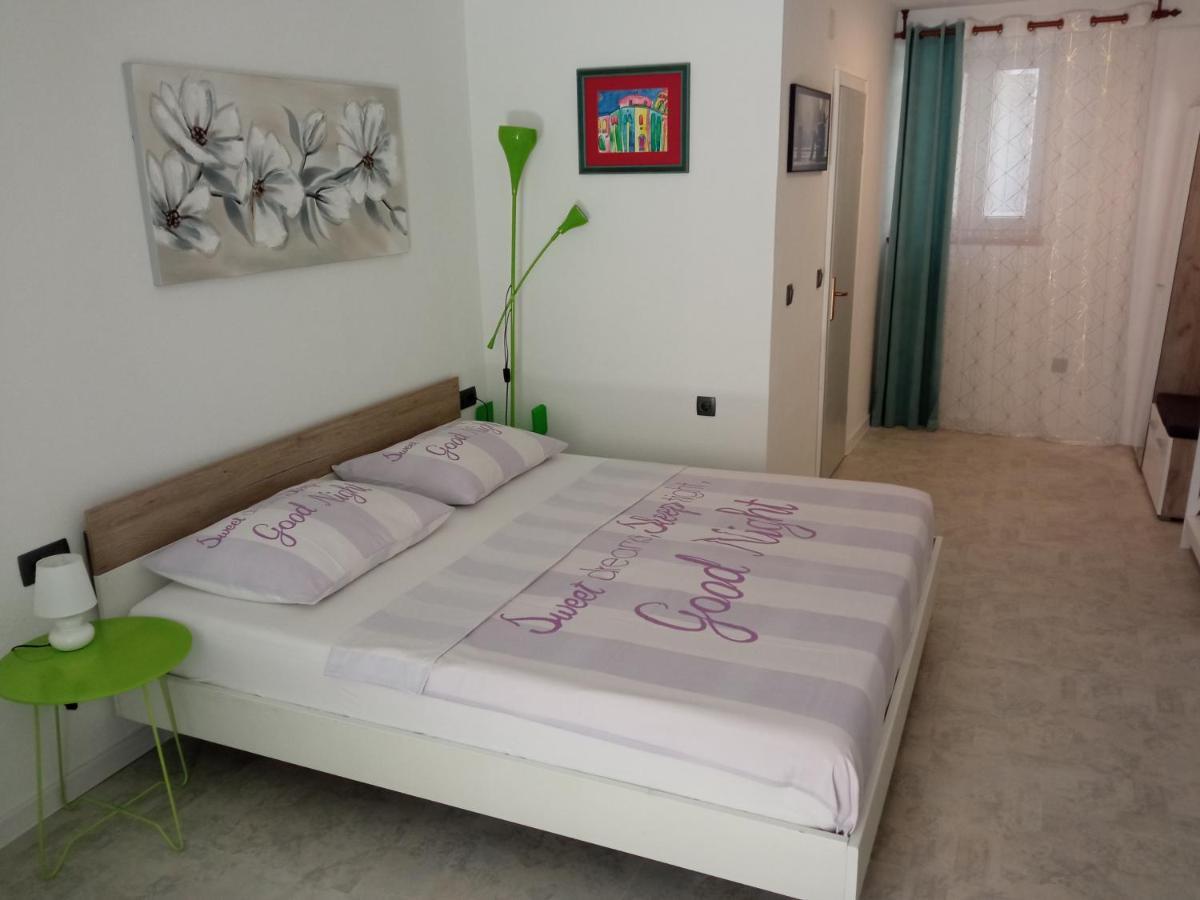 Studio Apartman & Rooms No1 Apartment